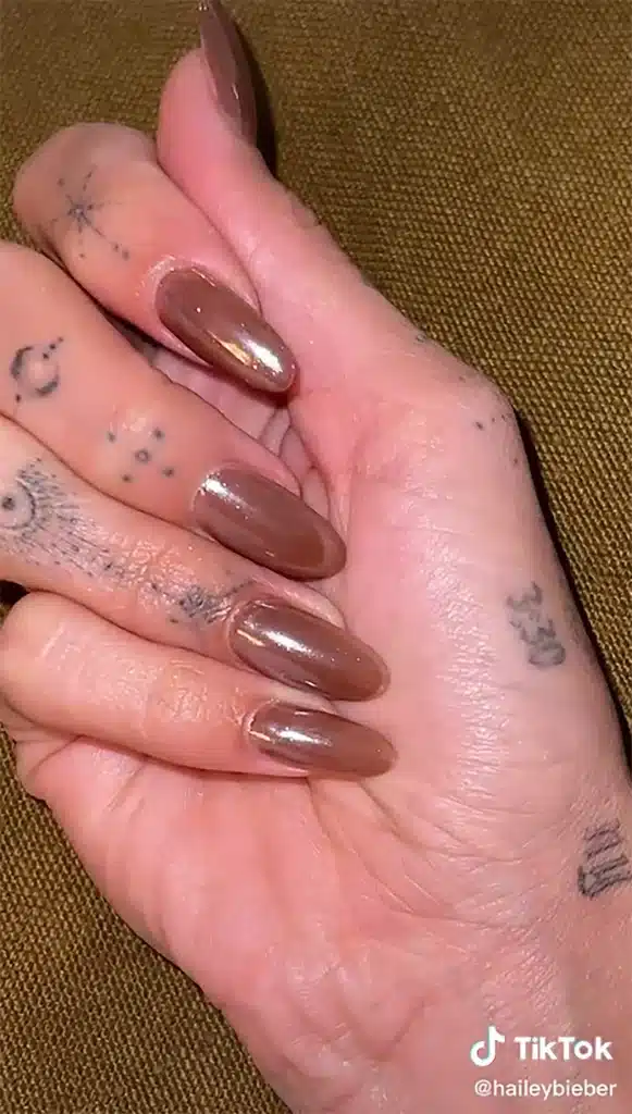 hailey-bieber-nails_autumn nails