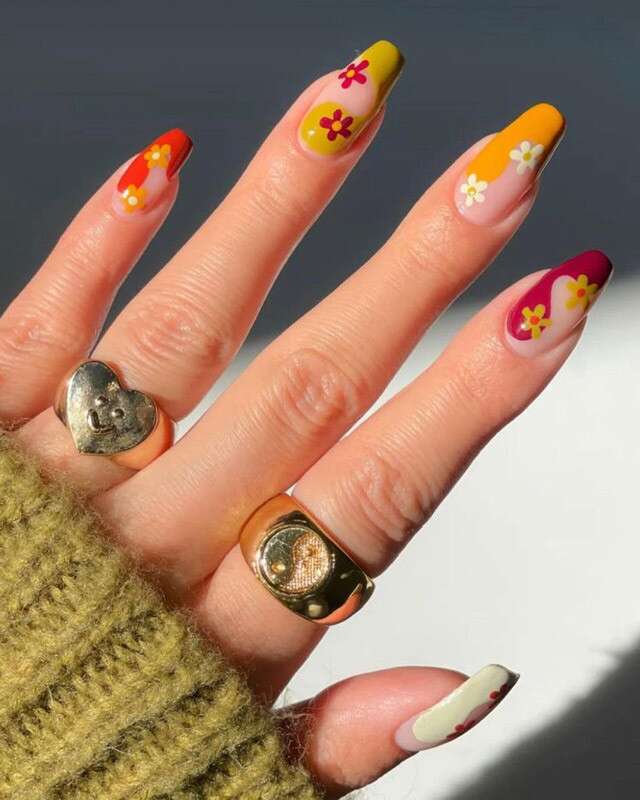 70s inspired nails flowers