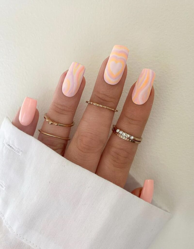 70s-inspired nails wavy